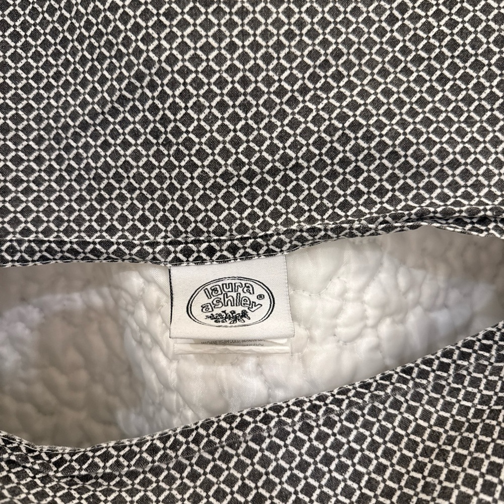 Laura Ashley Black and White Pillow sham ONE - Picture 5 of 7